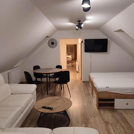 Apartman Tulipan Hnusta Exterior foto