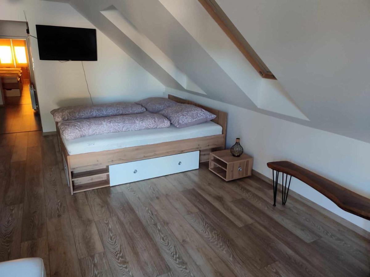 Apartman Tulipan Hnusta Exterior foto