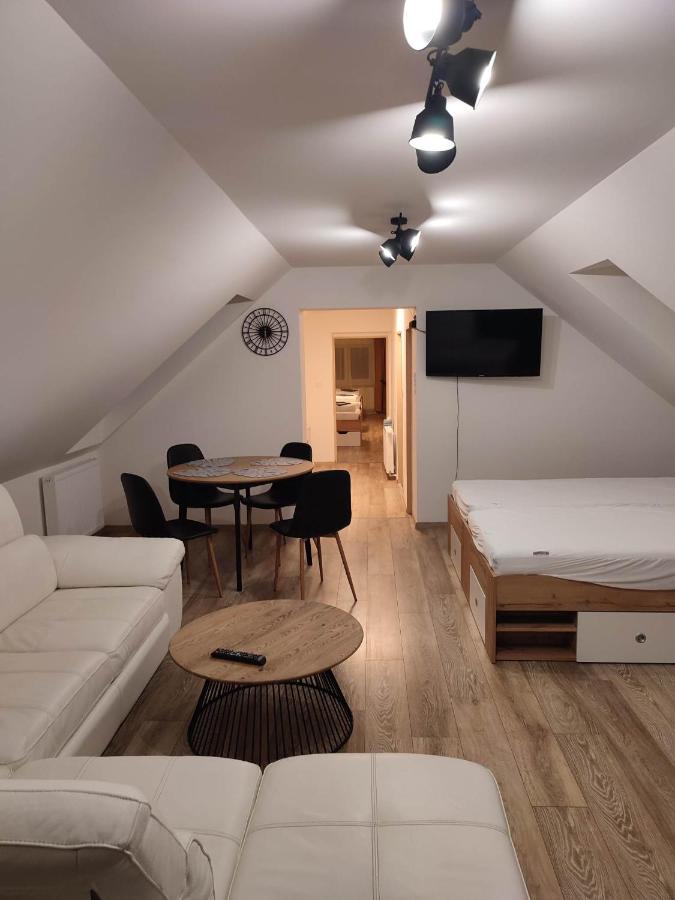 Apartman Tulipan Hnusta Exterior foto